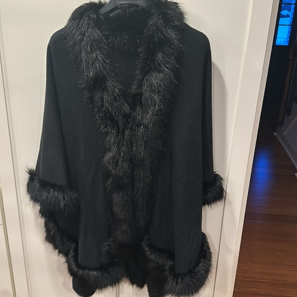 Brand new black cape trimmed with black fax fur - Picture 3 of 4